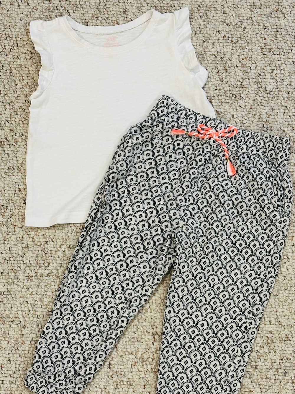 H&M Bundle of Girls White Ruffle Sleeve Tank and Black Patterned Pants. Size 2T